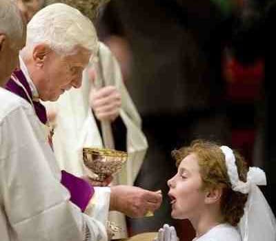The Manner of Receiving Holy Communion – Video from Latin Mass Society